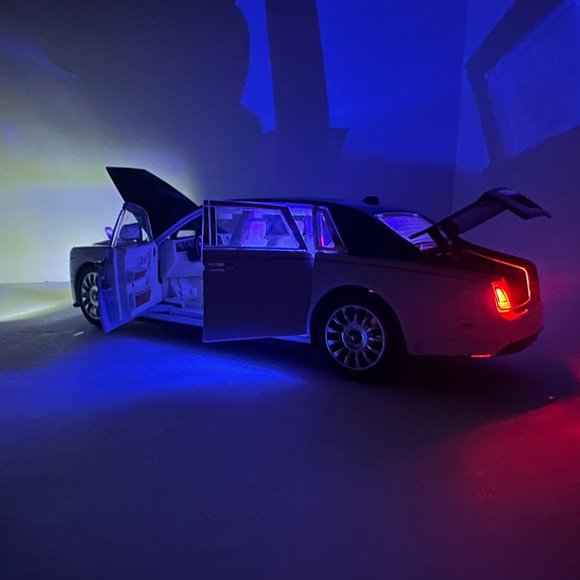 1:24 Rolls-Royce Phantom Metal Diecast BLACK WHITE WITH LEDS Roll-Back - Picture 2 of 14